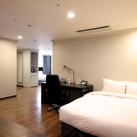 Ramada Hotel And Suites Seoul Namdaemun Exterior photo