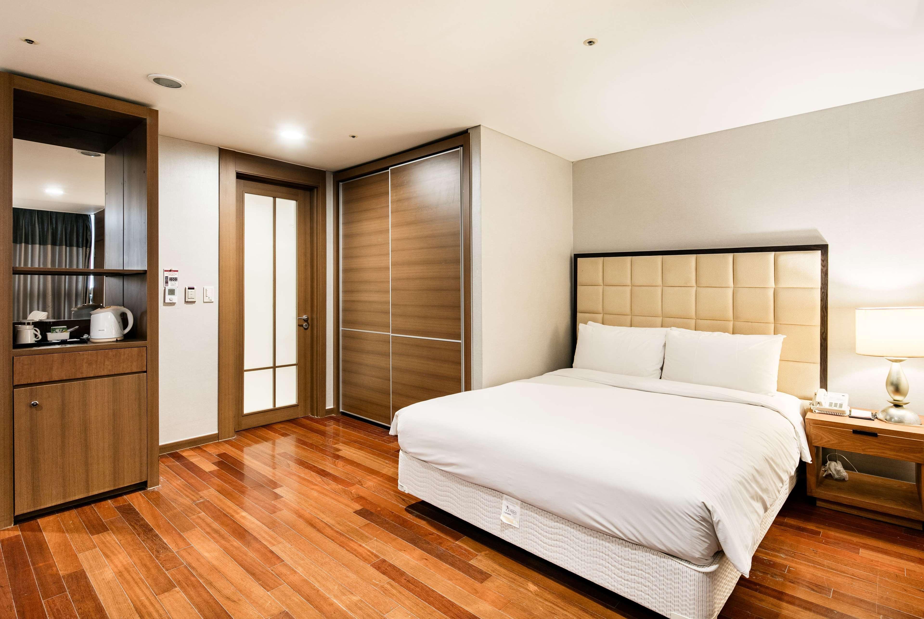 Ramada Hotel And Suites Seoul Namdaemun Exterior photo